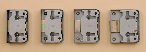 Kastenaufschraubschlösser rechts links und lad verwendbar. Dornmaß 35 bis 50 mm.