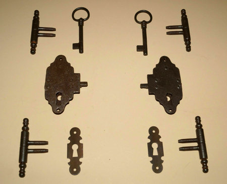 Schrankschloß Komplettset, 8 teilig, Schloß, Schlüsselschild und Türbänder.