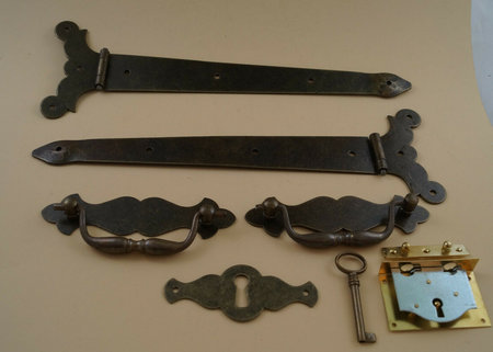 Truhenband, Truhengriff, und Schlüsselschild, Truhenschloß - Oberfläche Messing Antik Set 6 teilig