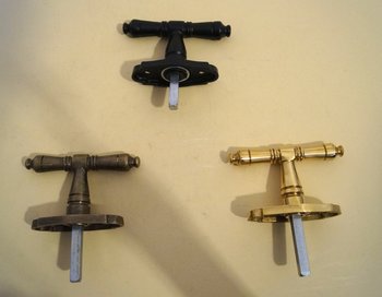 Fenstergriff, Doppelreiber, Oberfäche in Schwarz-antik, Messing-antik, oder Messing-poliert.